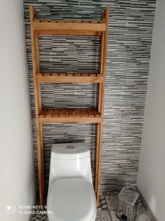 Mueble organizador sobre inodoro